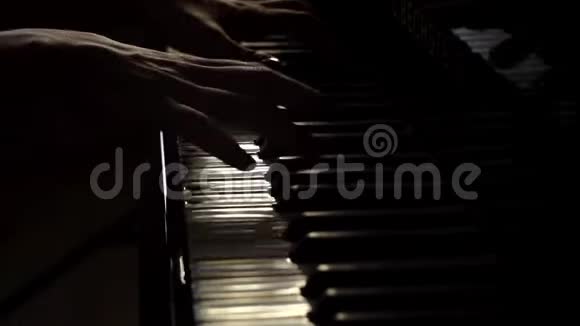 女子两只手在一架大型钢琴上弹奏古典音乐动作缓慢视频的预览图