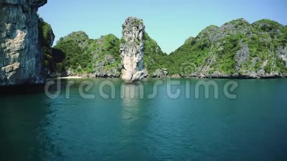 越南卤龙湾垃圾船自然风光视频的预览图