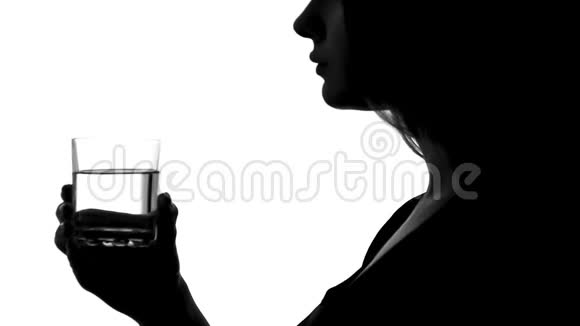 女性影子饮用水从玻璃水平衡身体补水健康视频的预览图