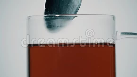 用勺子在杯子里搅拌红茶慢镜头视频的预览图