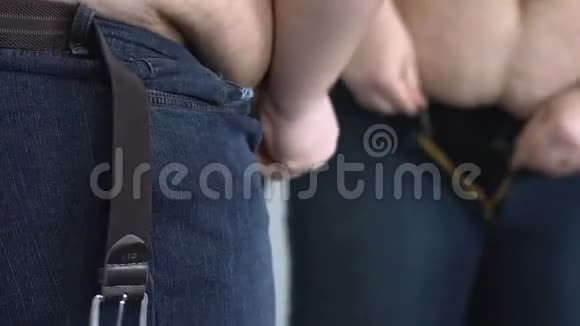 胖乎乎的男人扎牛仔裤试衣店肥胖问题腹部脂肪视频的预览图