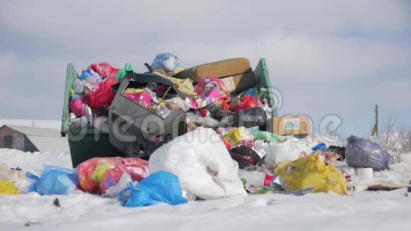 垃圾是堆积如山的垃圾场人行道社区村里有许多垃圾塑料袋是黑色垃圾塑料垃圾袋装垃圾桶视频的预览图