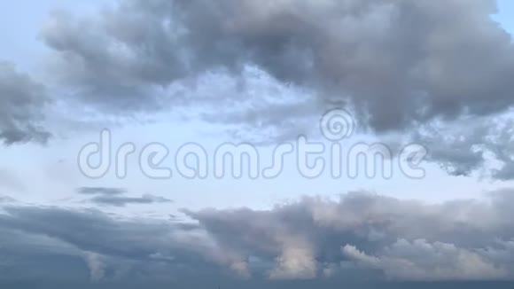 白云在蓝天上快速移动视频的预览图