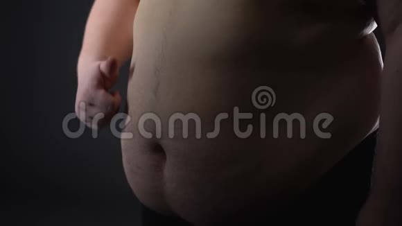 大腹便便的雄性大拇指竖起特写减肥瘦身锻炼的批准视频的预览图