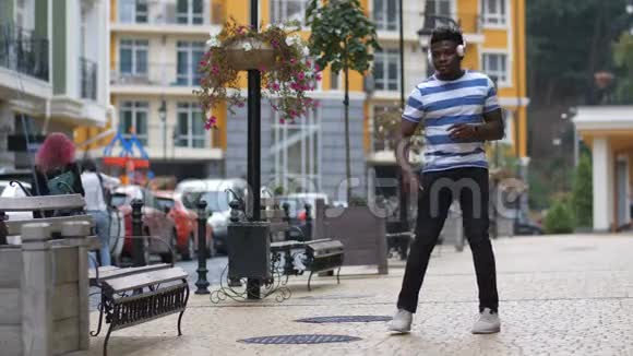 Groovy男子在街头表演非洲之舞视频的预览图