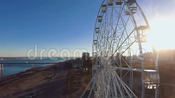 摩天轮和伏尔加河的鸟瞰图视频的预览图