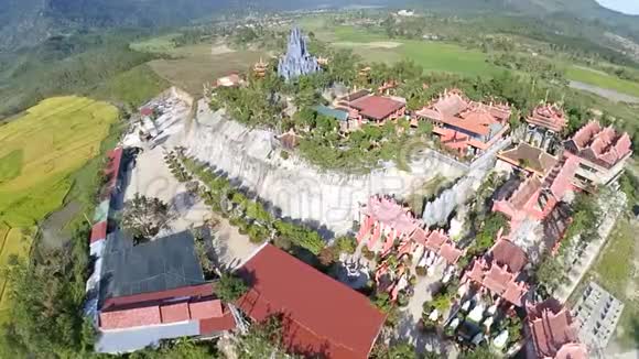 越南PhapVienThanhSon丘陵乡村景观和佛寺屋顶的慢动作全景视频的预览图