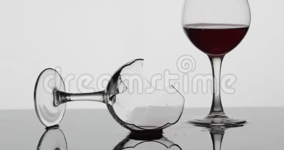 浸在潮湿表面的碎酒杯的细节镜头视频的预览图