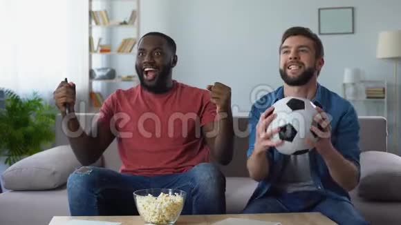 观看足球比赛的快乐朋友击掌国家队获胜视频的预览图