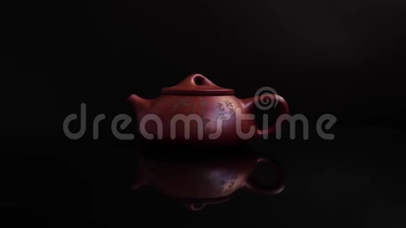 棕色粘土中国茶壶为茶道的黑色背景视频的预览图