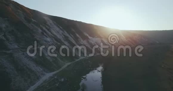 无人机捕捉惊人的自然景观湖泊和山脉神话般的视频视频的预览图