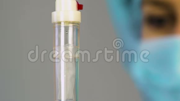 女性麻醉师为病人滴管提供药物视频的预览图