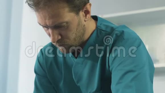 外科医生在断腿病人上石膏急救诊所特写视频的预览图