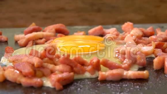 烤架上煎蛋肉末视频的预览图