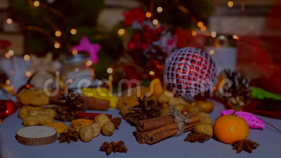 餐桌上的圣诞装饰玩具曼达林饼干香料视频的预览图