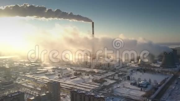 城市上空的浓烟和蒸汽视频的预览图