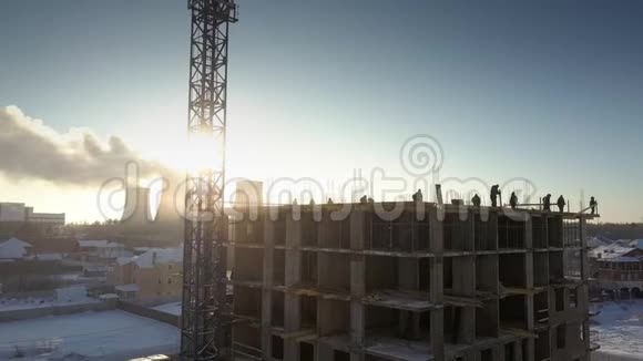 上景阳光透过起重机照射工人附近视频的预览图