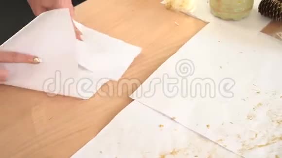 一个女人在打扫房子用一张纸擦去桌子上的灰尘和闪光家务活视频的预览图