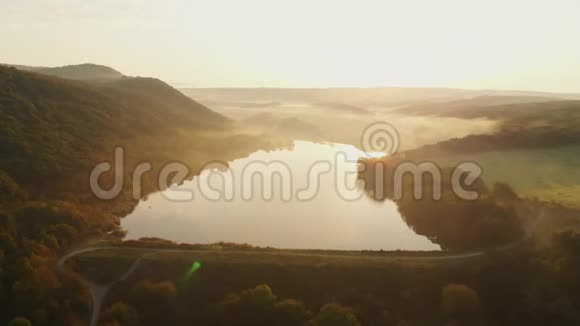 带雾的湖面鸟瞰图视频的预览图