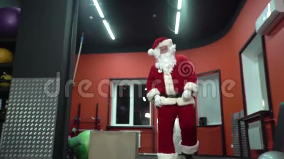 圣诞老人在健身房训练圣诞节有战绳的圣诞老人视频的预览图