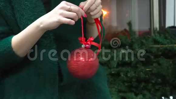 女士手与红色新年玩具和指甲圣诞节准备视频的预览图