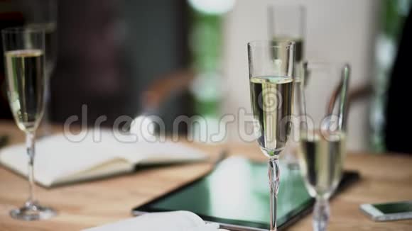 商务会议上桌上放着香槟的酒杯视频的预览图