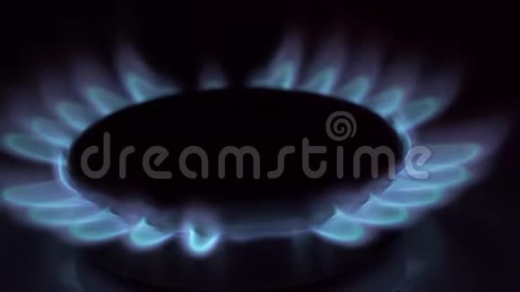 炉灶燃烧器的天然气炎症夜间煤气站视频的预览图