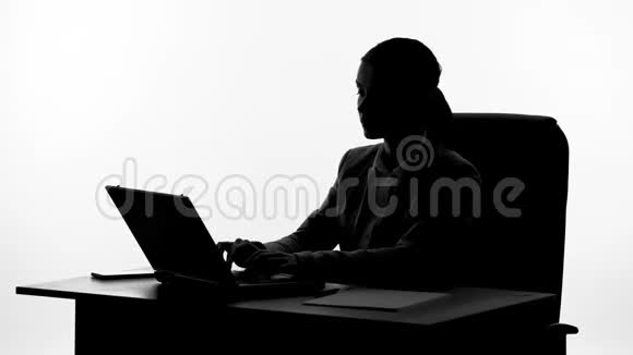 商务女士在笔记本电脑上工作在智能手机上说话打电话后签合同视频的预览图