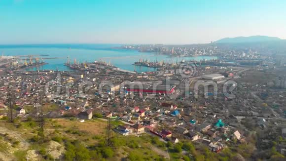 Novorossiysk市海湾的4K镜头从无人机射击摄像机向前移动从一个视频的预览图