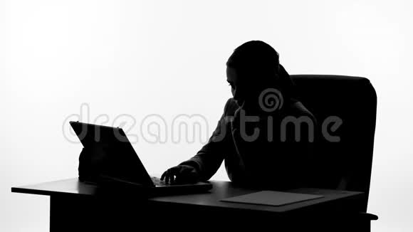 无聊的女办公室职员在笔记本电脑上打字工作仇恨无聊的日常工作视频的预览图
