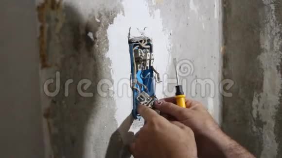 男性手在修理插座视频的预览图