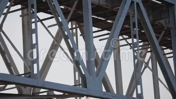 大铁路桥梁跨度的特写全景图视频的预览图