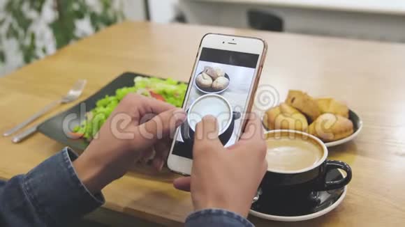 手机屏幕上的食物照片为男性提供智能手机视频的预览图