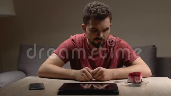 焦虑的男人紧张地检查智能手机和平板电脑问题的想法绝望视频的预览图