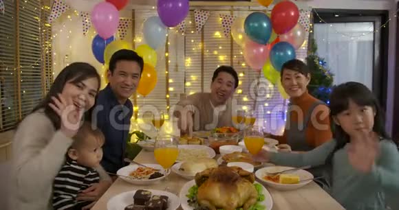 快乐的亚洲家庭一起打视频电话一起享受圣诞晚餐视频的预览图