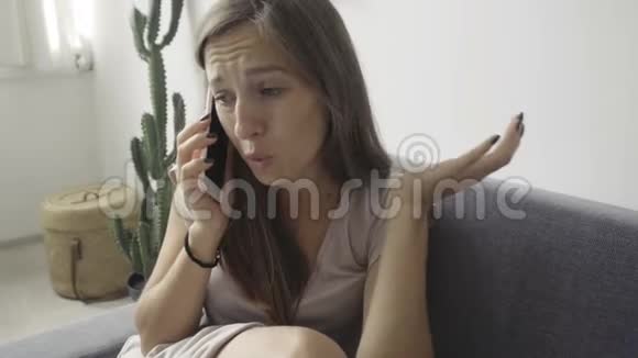 沮丧的女孩在打电话视频的预览图