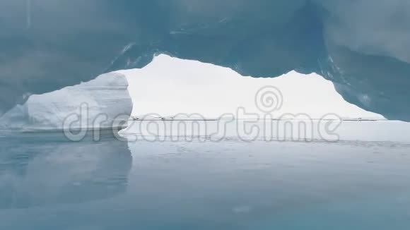 南极洲冰山拱海冰川海景视频的预览图