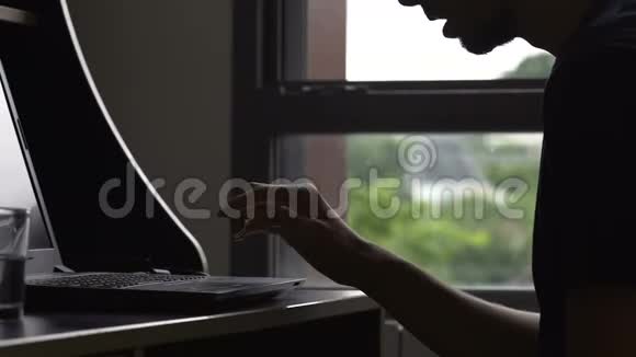 年轻人慢慢地在笔记本电脑键盘上打字计算机知识很差上网视频的预览图