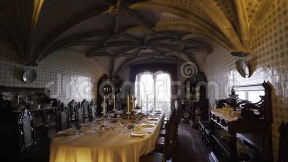 城堡里有宴会桌的房间视频的预览图