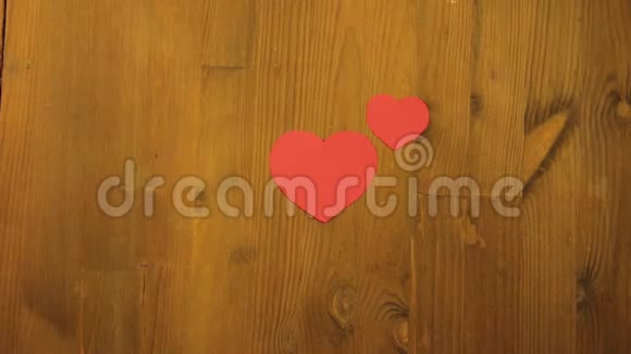 那个女孩躺在木桌上用红色纸板做情人节礼物时间跨度视频的预览图