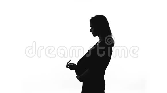 孕妇照镜子注意到三个月的美容变化视频的预览图