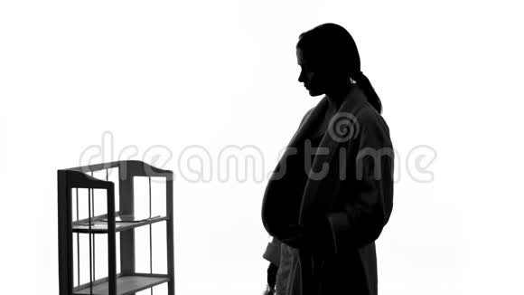 孤独的孕妇患颈背痛很难做家务视频的预览图