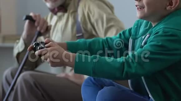 伤心的祖父在孙子玩电子游戏时叹息代沟视频的预览图