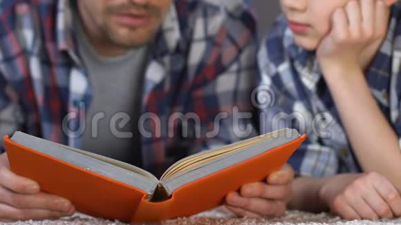 男读书儿子解释学校科目帮助家庭作业知识视频的预览图