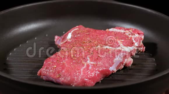 肉排是用烤盘里的一片迷迭香煎的视频的预览图