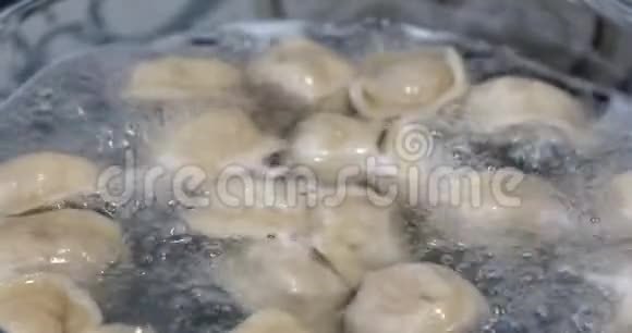烹饪自制饺子的过程视频的预览图