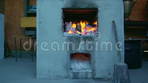 在老式的乌克兰传统炉子里生火视频的预览图