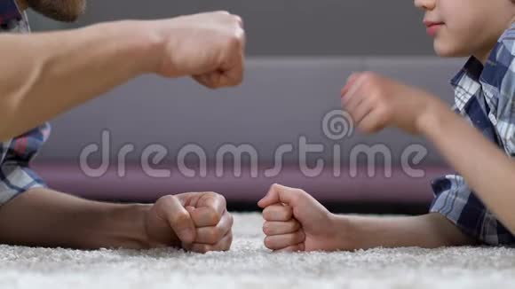 学校男孩和父亲拳打脚踢联系牢固家庭沟通视频的预览图