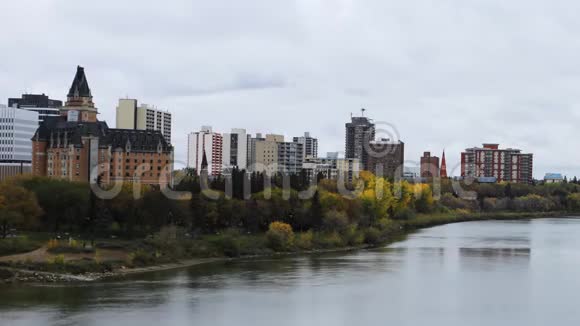 秋季加拿大萨斯卡通市中心的时间视频的预览图