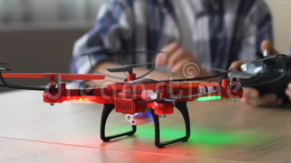 无人机启动飞行特写视频技术的高端玩具视频的预览图